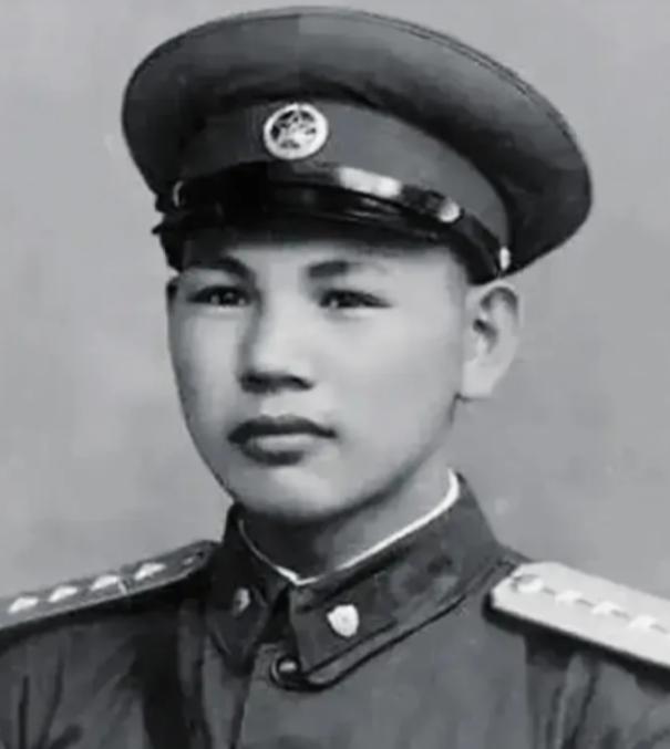 1945年，八路军在公路上伏击日军，排长见日军人数太多，就下令撤退，谁知一个小战