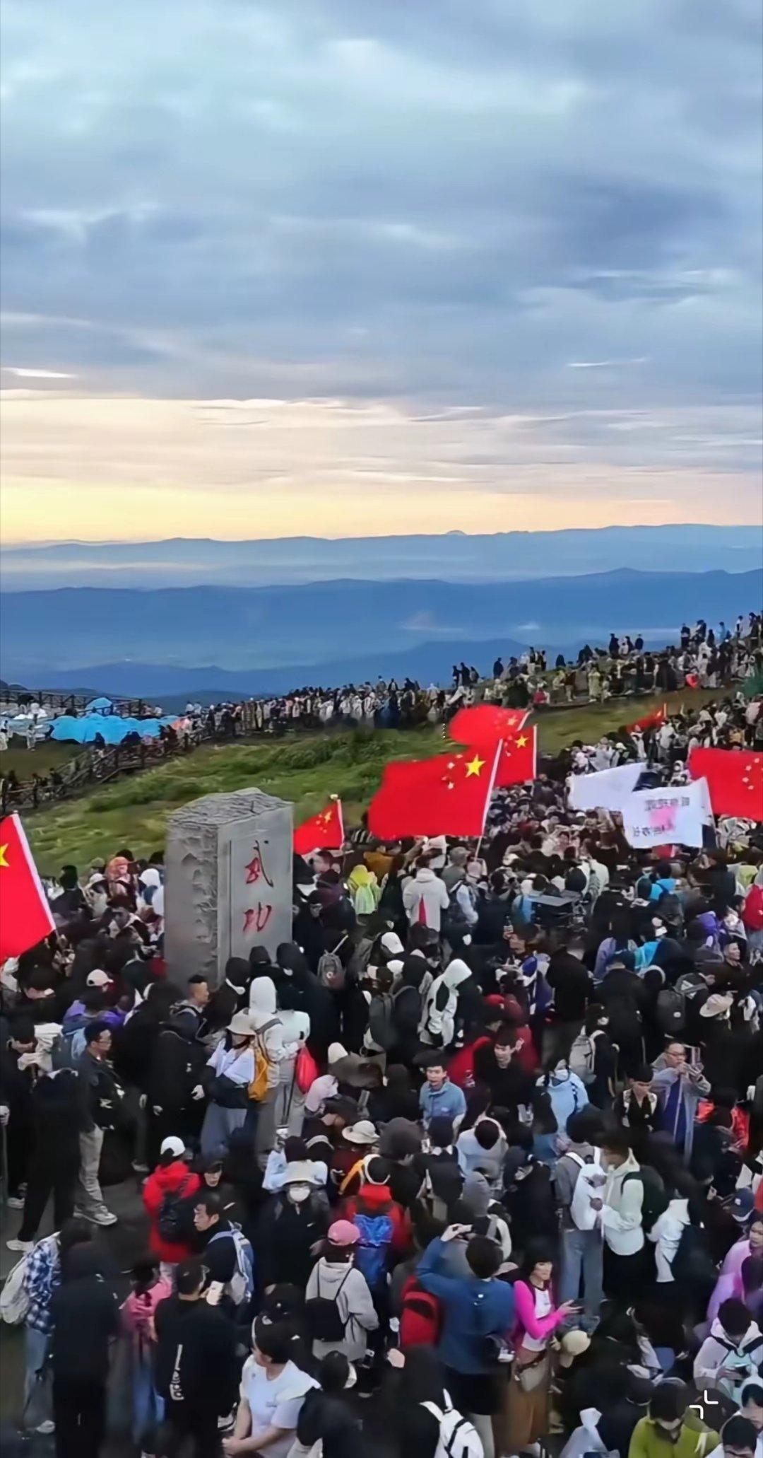 这是八大门派围攻光明顶吗？不知道光秃秃的山有什么好玩的！？