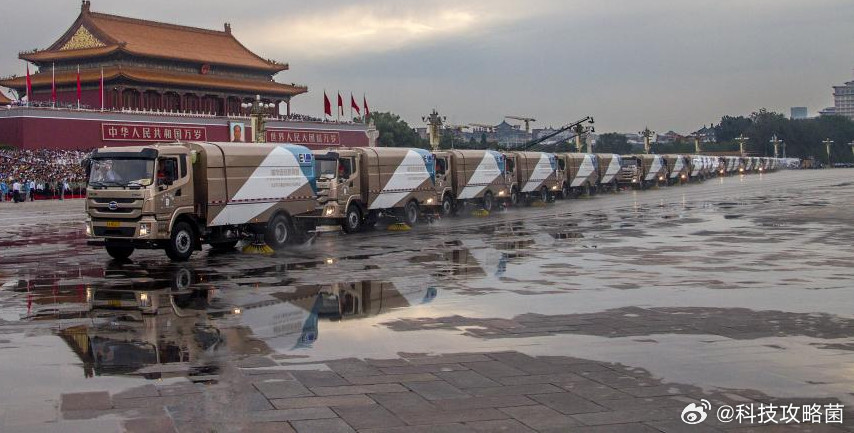 就在今日九三大阅兵，有这么一支特殊的车队，它们在正式受阅方阵出场前完成长安街路面