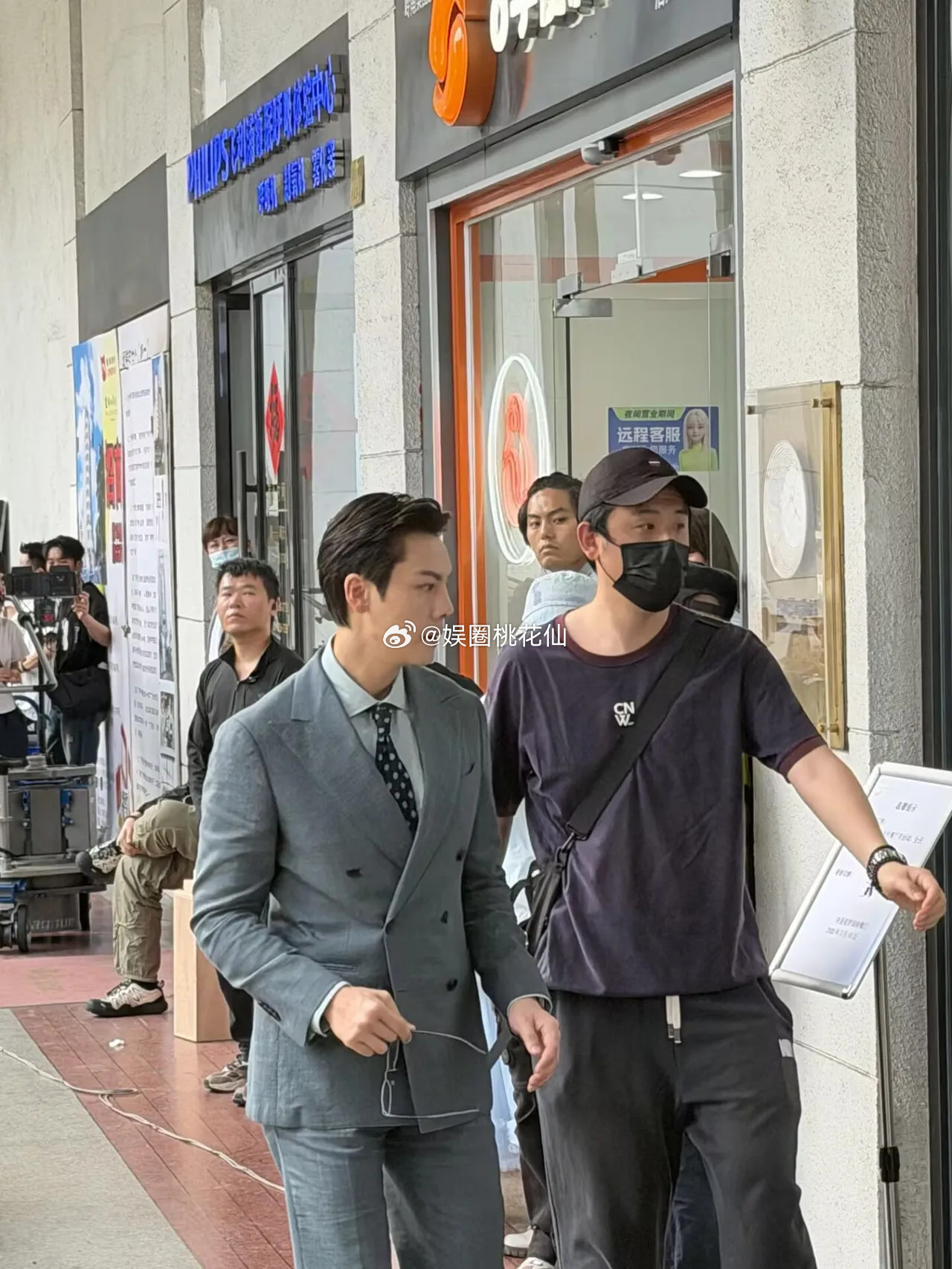陈伟霆与钟楚曦二搭新剧路透曝光，3月18日两人在广州街头拍戏被网友偶遇。40岁的