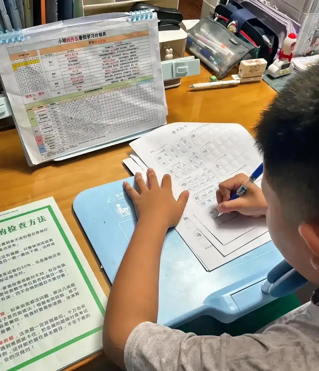 江苏苏州一所中学的初二男生，因为意外受伤在家休养了整整一个月，没去学校上一天课。