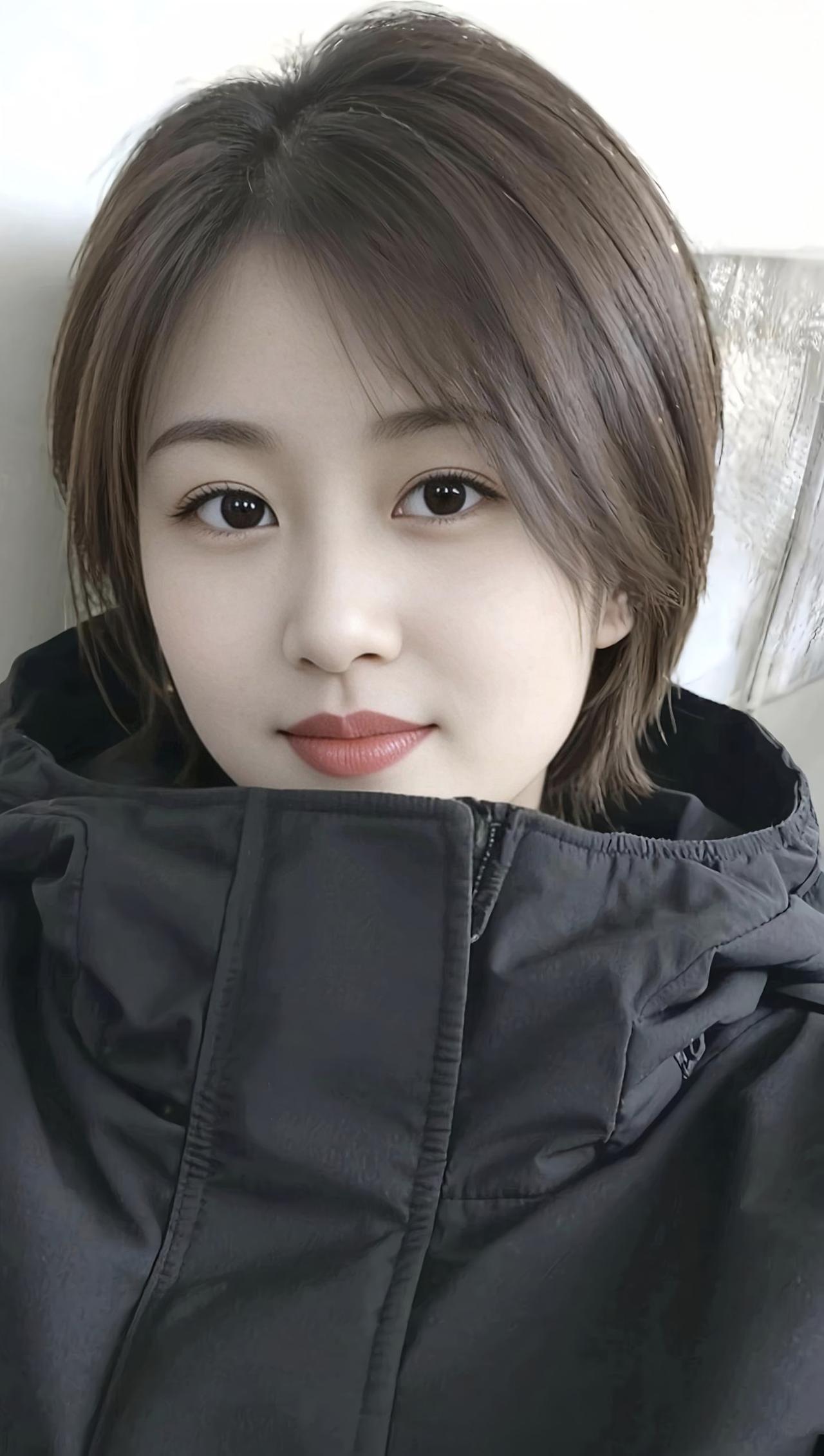 冬日暖阳下的甜美笑容，黑色外套与白皙肌肤的完美搭配。