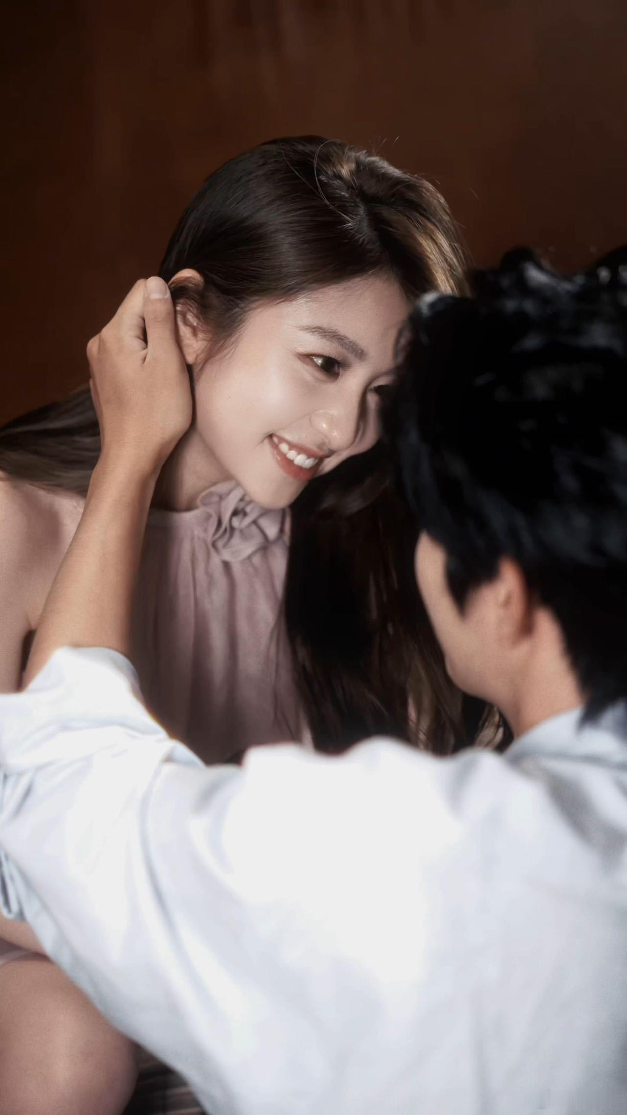 真情侣氛围感绝了！20秒片段翻来覆去看N遍，姨母笑全程停不下来，性张力直接