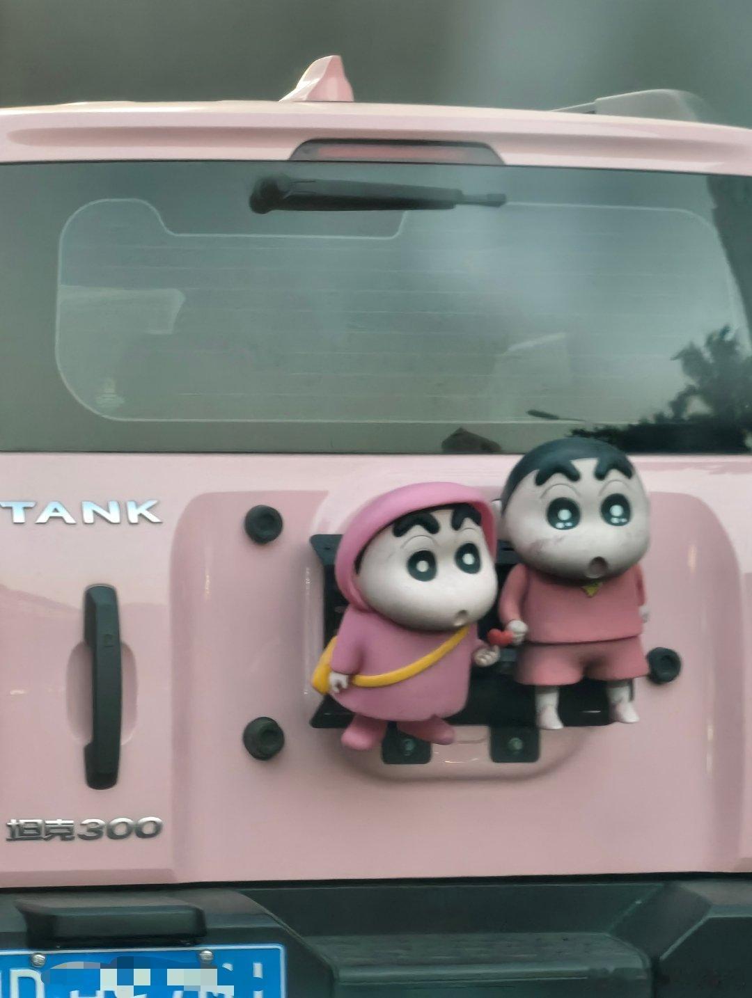 坦克后面但凡不挂备胎，挂什么都有可能