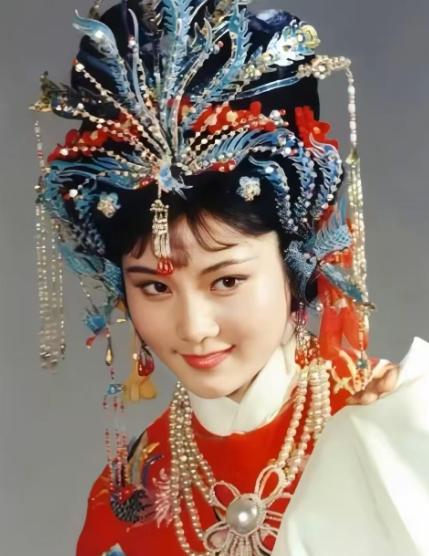 87版《红楼梦》，导演王扶林瞅一眼就淘汰了何赛飞，说她身上带股妖气，这导演的眼力