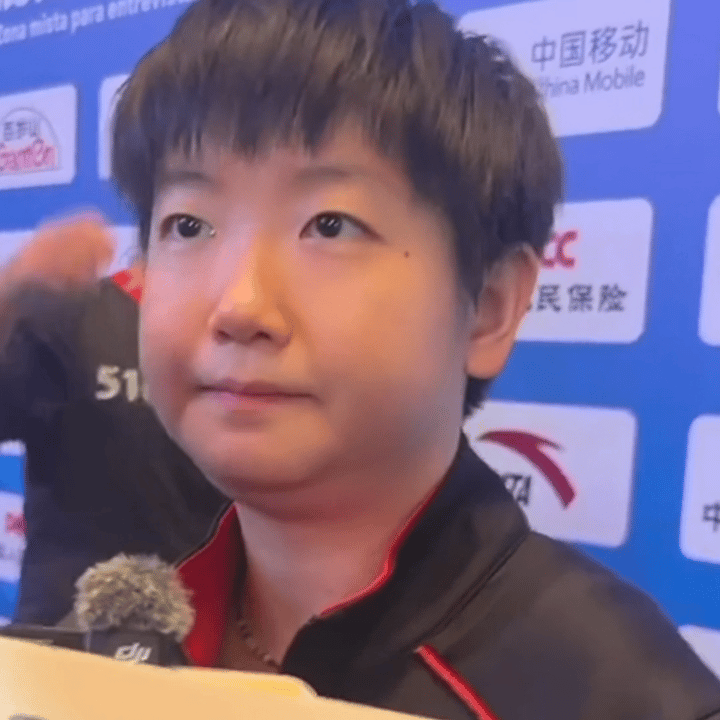 全运会后台采访孙颖莎，前排的记者都在争先恐后地提问，这时莎莎突然举手示意：