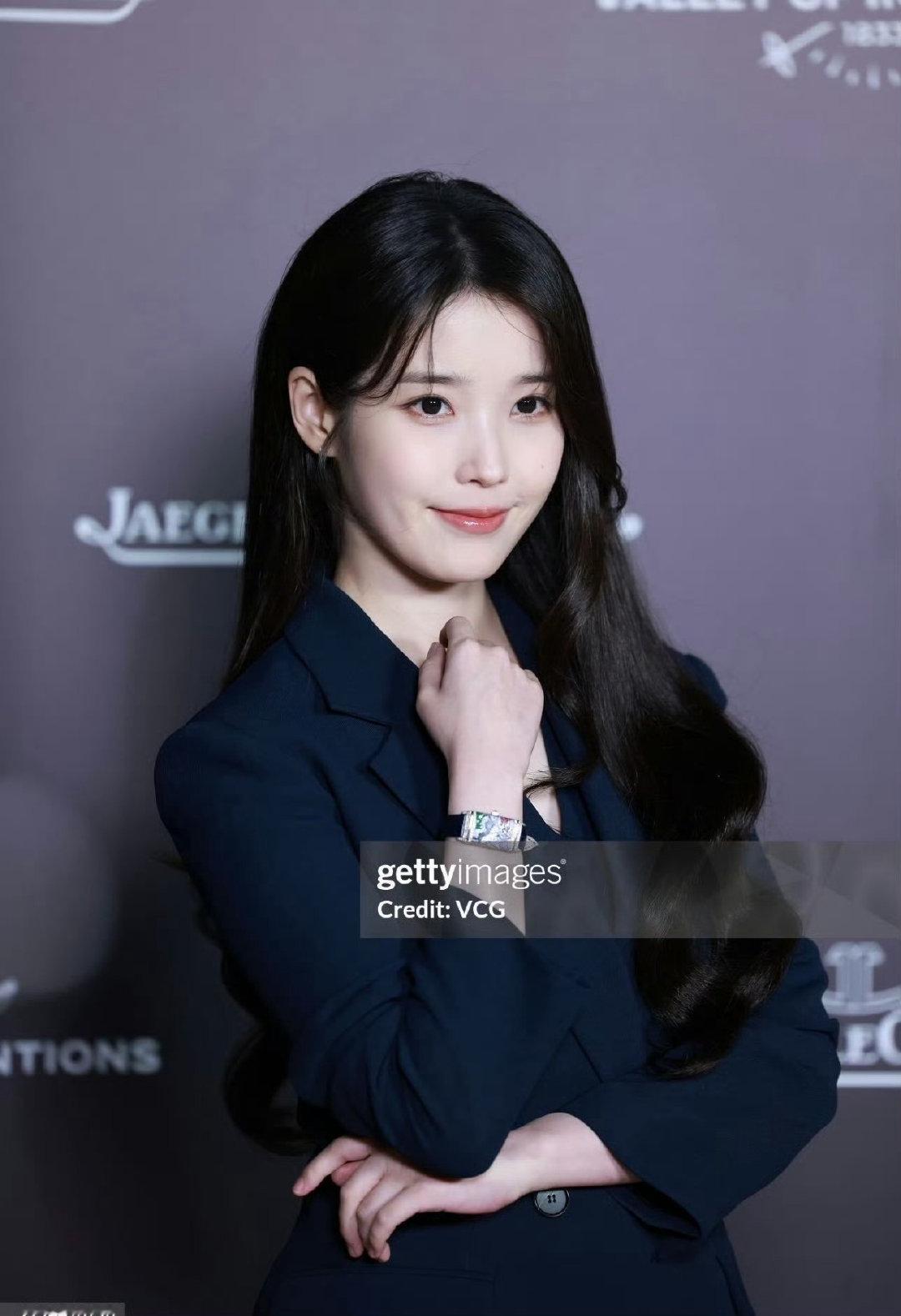 #IU被质疑单独打灯#我们李知恩就是这么天生丽质，牛奶皮肤不是说说的！​