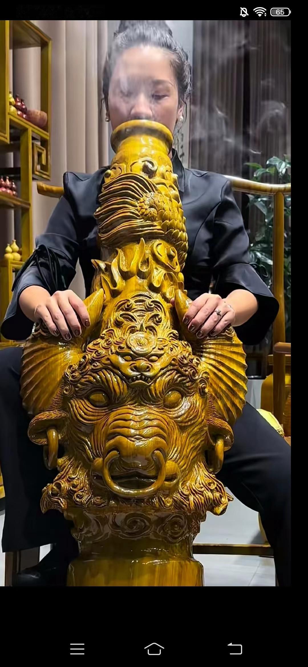 云南的男人就喜欢有只好的烟筒，到哪里扛到哪里，洋洋得意沾沾自喜很有面子。这个你们