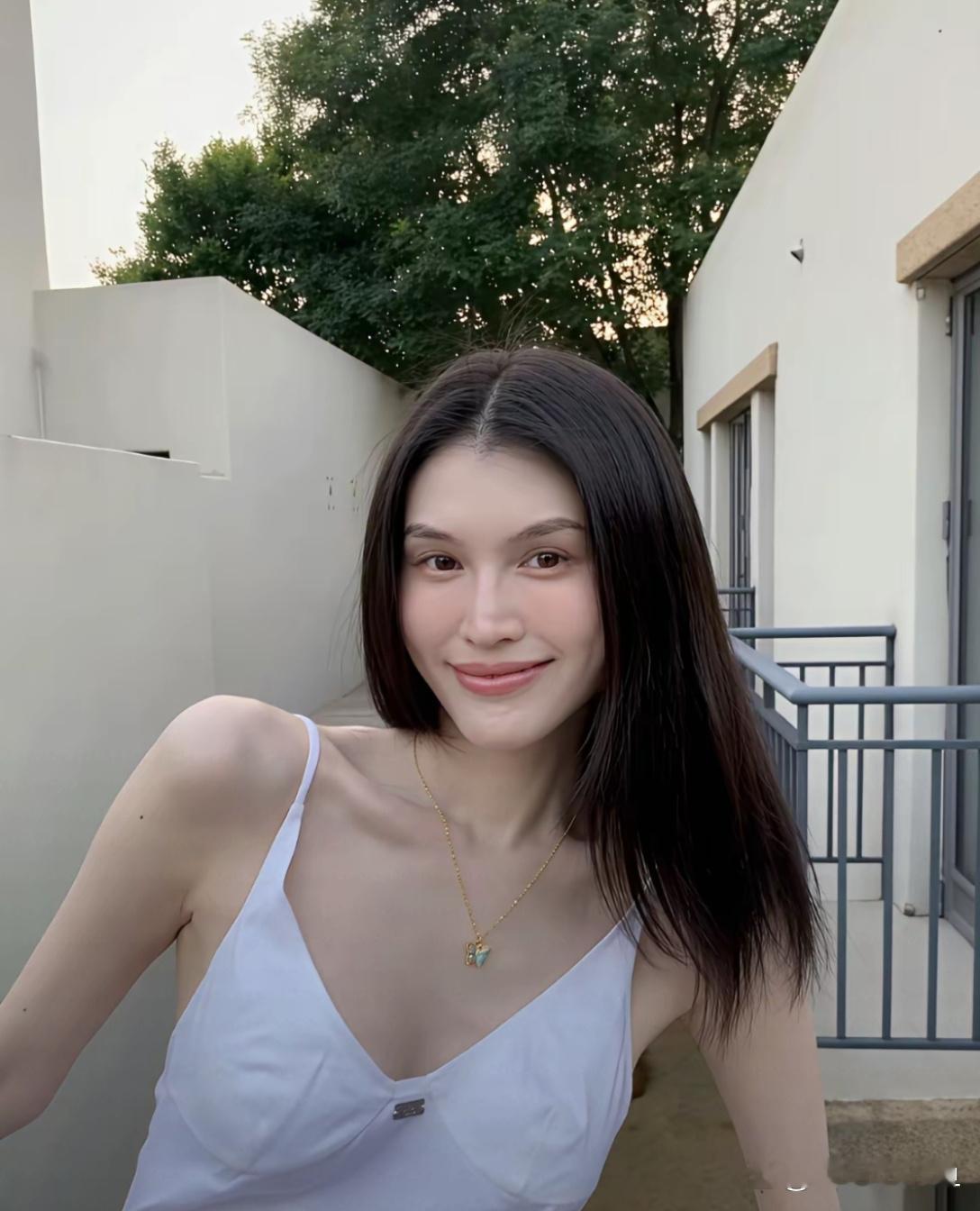 何穗晒照，她的房子看着好值钱呢。 ​