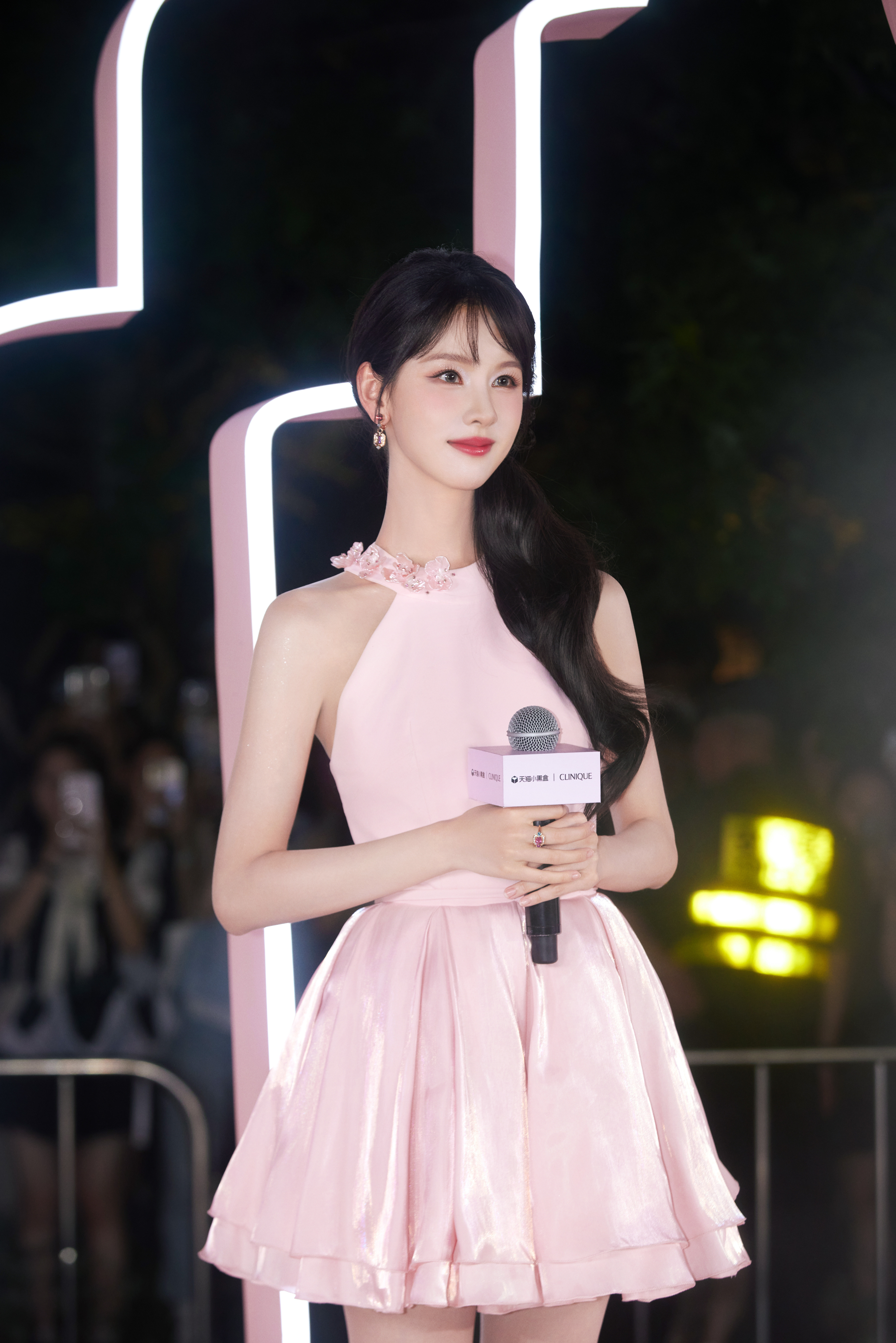 陈都灵倩碧活动出图，今天是水蜜桃小兔🎀陈都灵​​​
