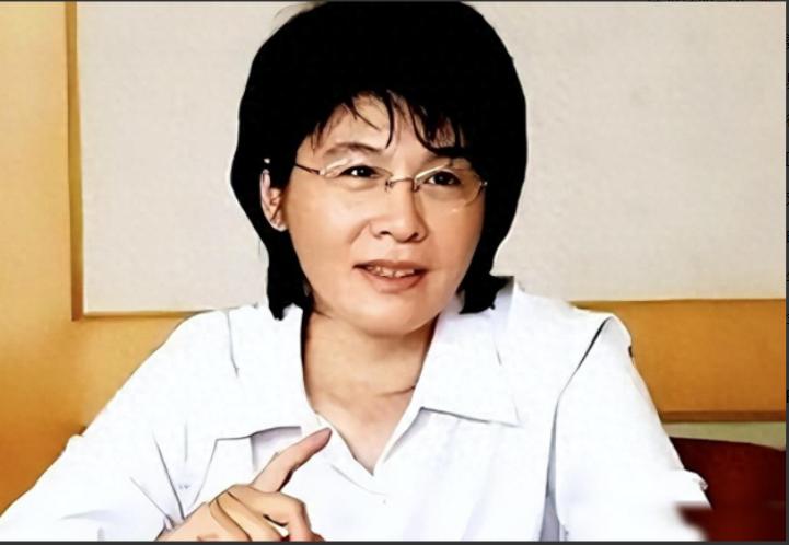 她是乔冠华的千金，在家却受尽委屈，母亲走后父亲再婚，继母处处给她下绊子，就连继母