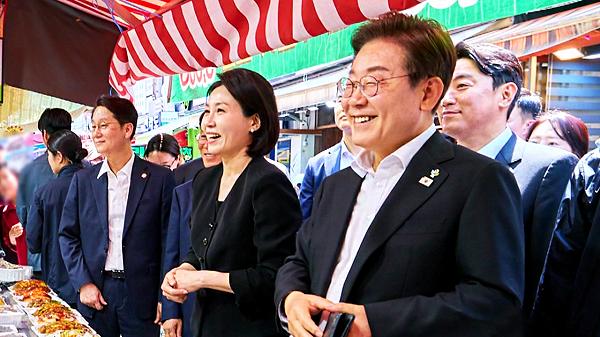 国家首脑亲自到菜市场买菜在新加坡看见过，爱下厨的尹锡悦似乎没有？刚搬到空空如