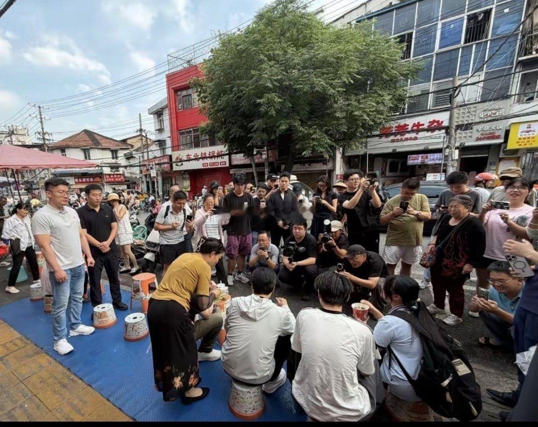 吃早饭还要这么多人拍照，我靠