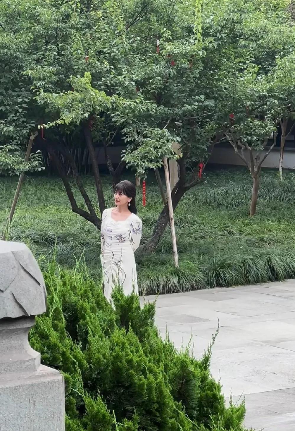 看到赵雅芝本人了，不敢相信这是七十岁年龄的仪态，这才配的上少女感三个字吧！优雅