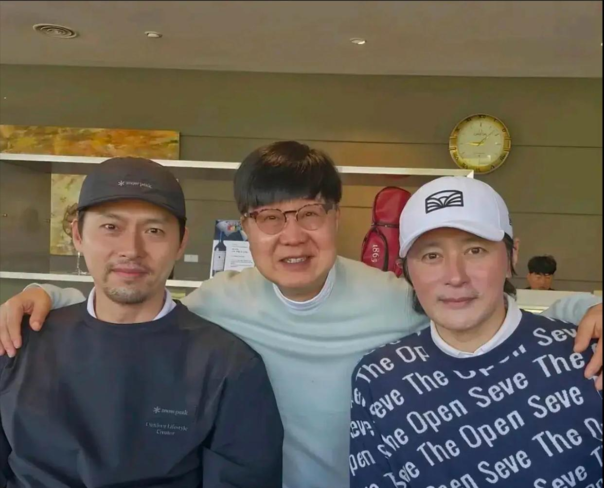 19日，演员玄彬通过Instagram上上传了照片。公开的照片中，玄彬与张东健并