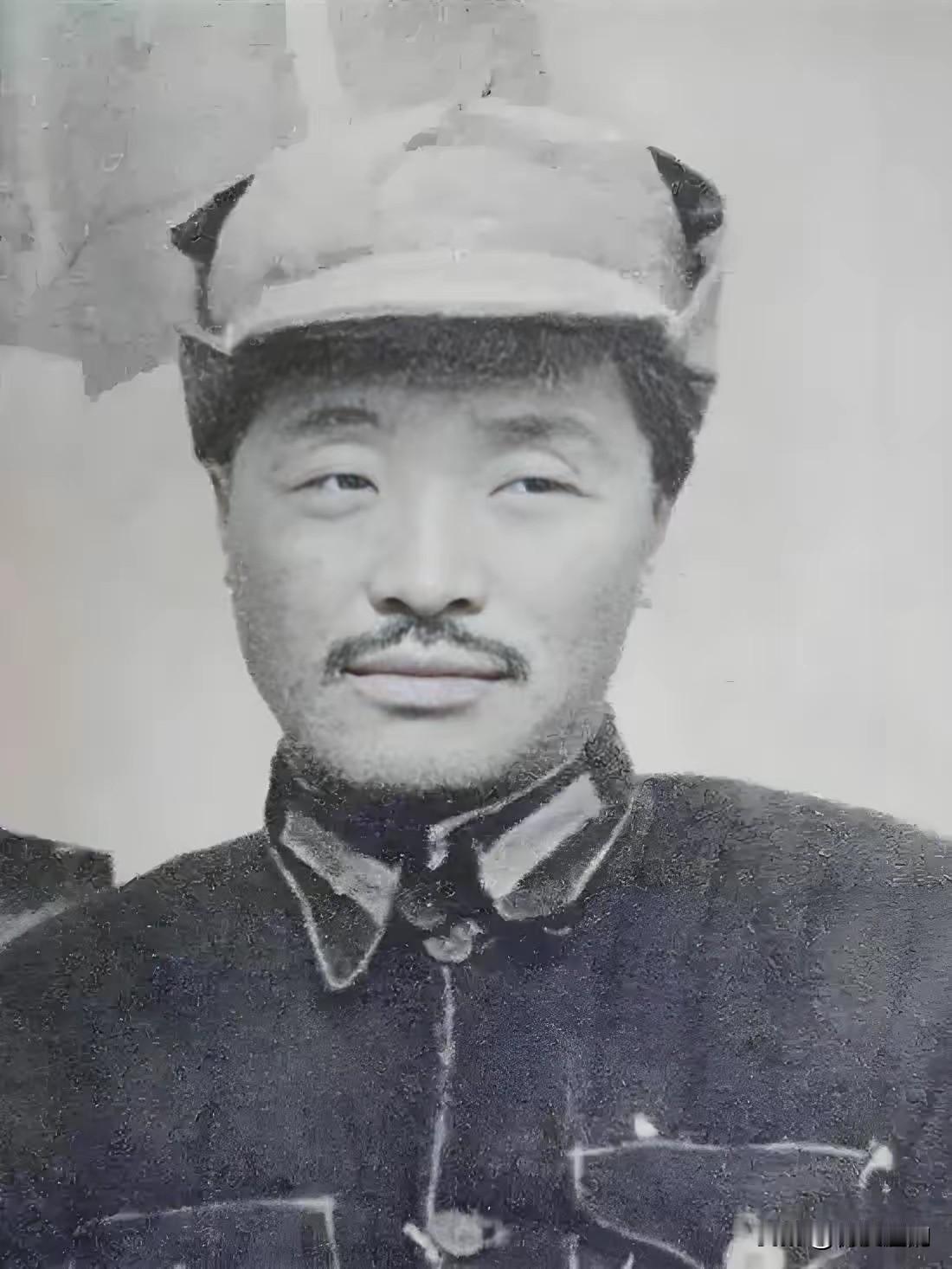 贺龙病重坐轿子行军，军中有叛徒准备趁机谋杀他，其趁轿夫不在时，向轿子里狂开10余