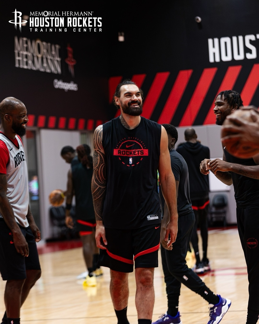 乌度卡：亚当斯在抢到进攻篮板后，[doge]总是想方设法把球传给杜兰特。新赛季篮