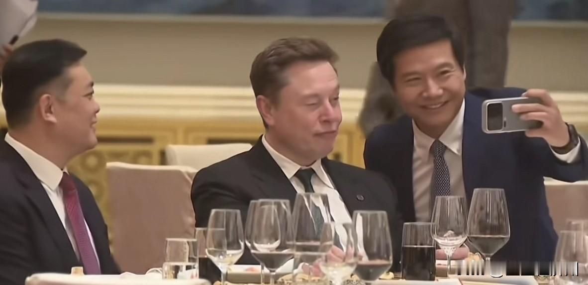 雷军主动去找马斯克合影，拘谨的像个小孩子，但马斯克连站起来都没站起来，雷军