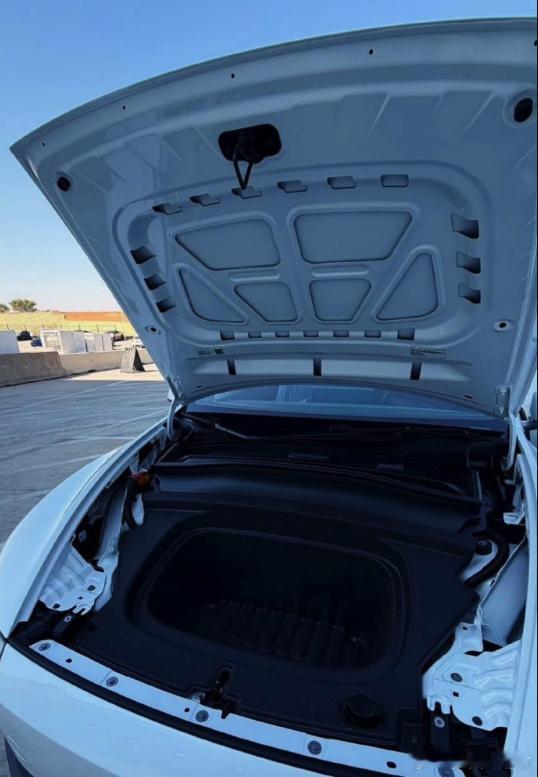 特斯拉大v聊车廉价版特斯拉ModelY前盖打开后，大家都惊呆了！如