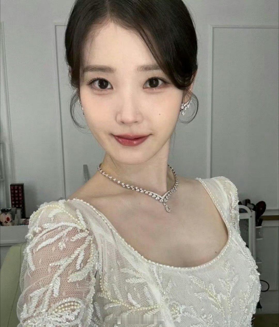这次能够拿到视后也是不容易啊，IU也算的上是苦尽柑来了，从爱豆出道的她，能够在影
