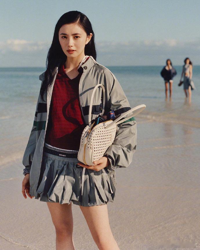 两大00花刘浩存、赵今麦为miumiu做的服装手袋宣传大片，你更能get到谁呢？