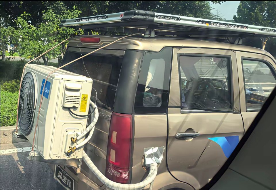 老头乐安装了室外空调机，而且还是家用空调，冷气肯定很给力，完美闭环了