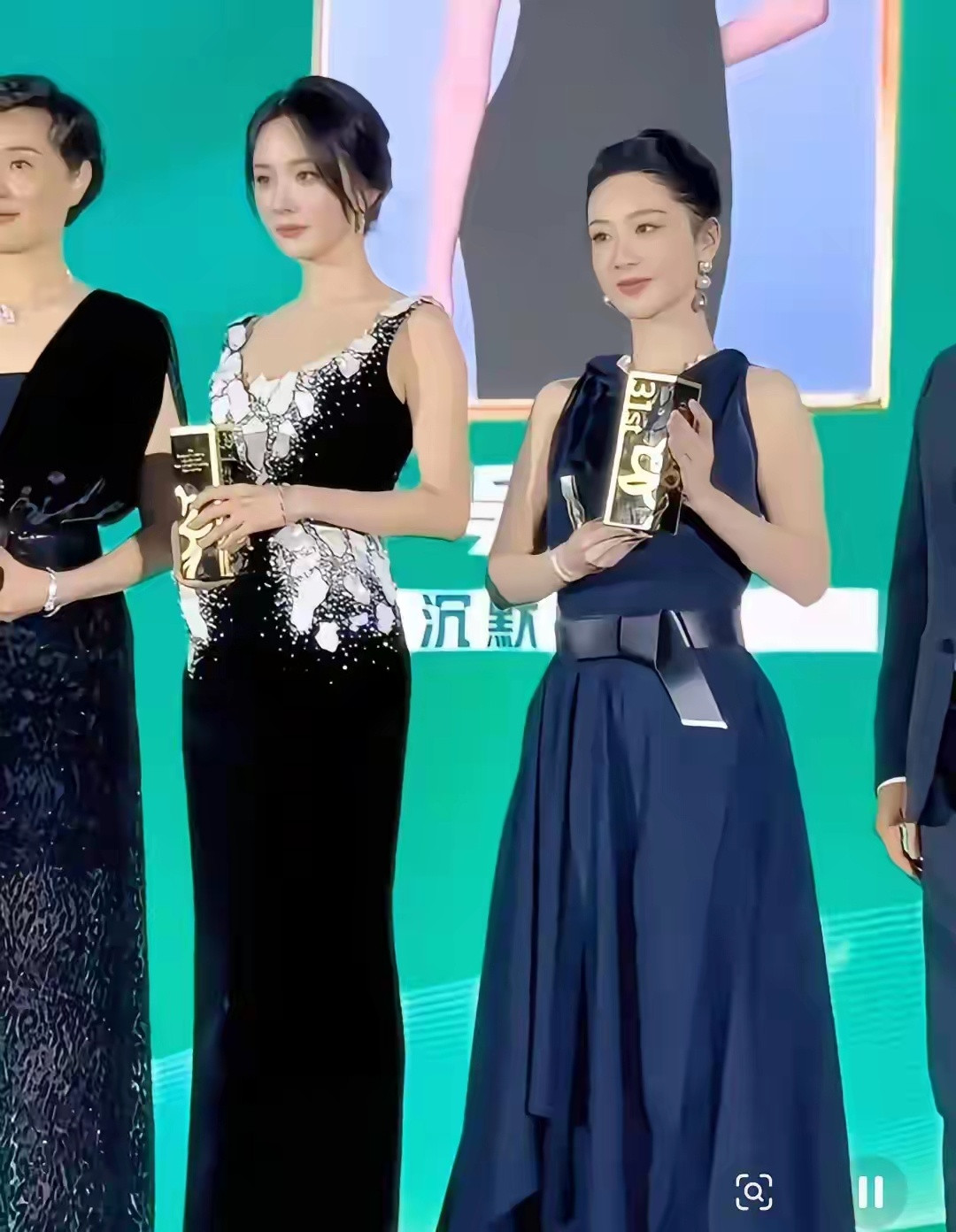 她明明是167的身高，为啥跟168的杨幂看起来差那么多呢，而且都是穿着恨天高！