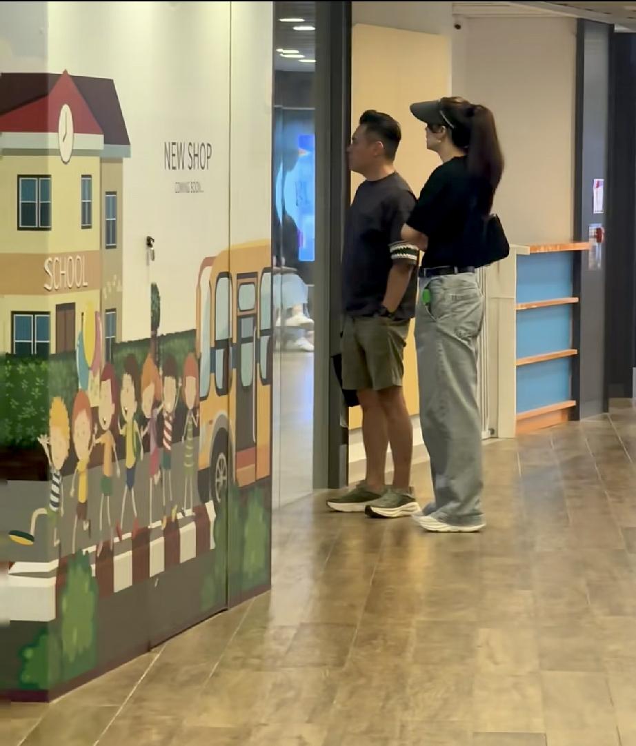 9月6日，熊黛林与老公现身香港一家儿童游乐场，熊黛林个子好高，腰胯比较宽，郭可颂
