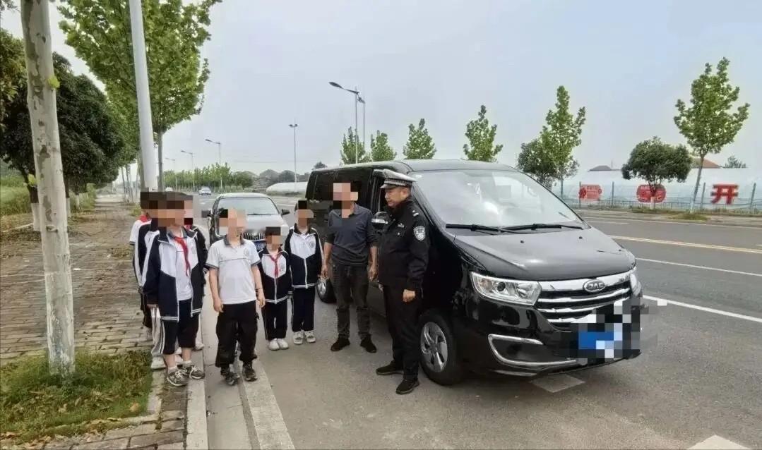 5月3日报道，湖南，一男子为了挣钱补贴家用，私自开私家车违规接送八名学生上下学。