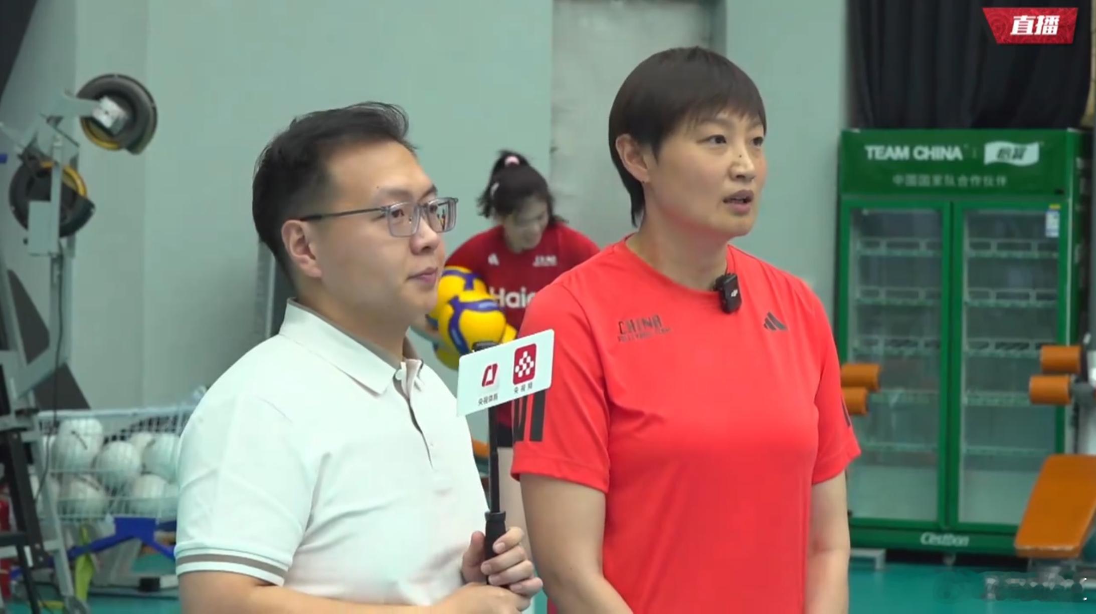 李盈莹中国女排李盈莹也在跟随国家队，不过没有随其他队员一起，而是单练，还有刁琳宇