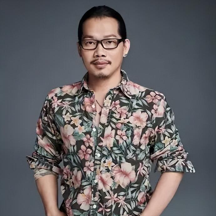 8月11日，有知情人士爆料，周杰伦御用金牌词人方文山，婚内长期出轨，整整8年花式