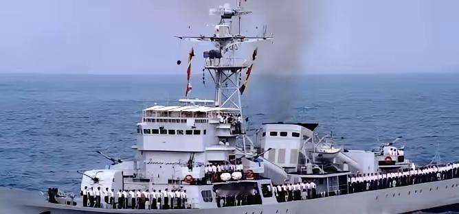 1997年香港回归前夜，英军30艘军舰兵犯南海，一艘英军护卫舰忽然掉头，朝我国宜