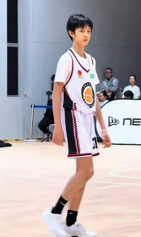 邓超儿子等等参加篮球赛，高颜值引关注，网友：孙俪基因太强大了​​​