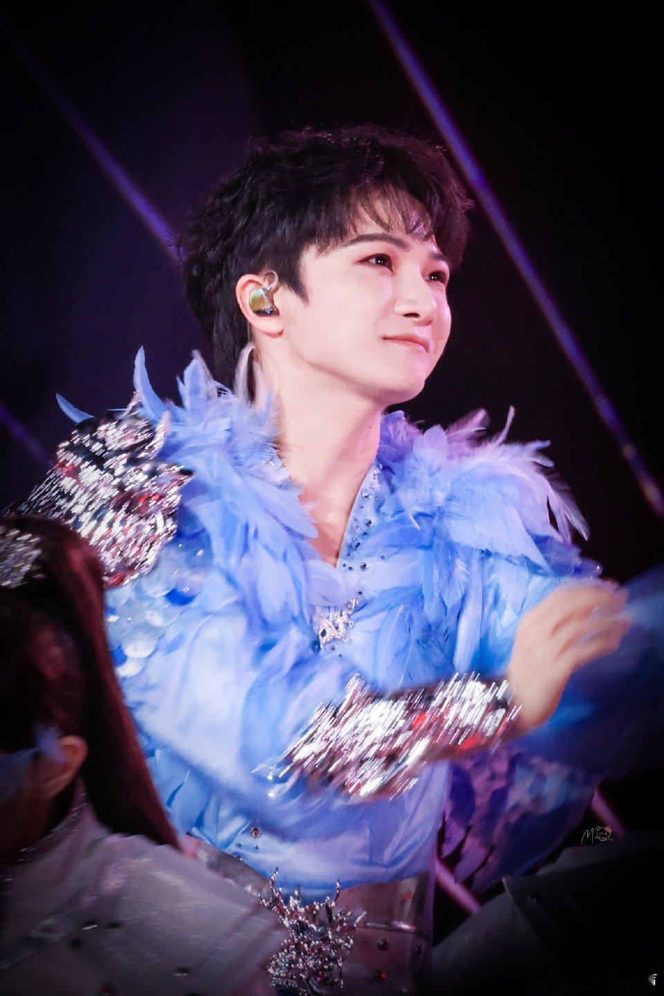 古典又灵动的舞台太爱了！歌声和舞台都超有感染力，周深这是从油画里走出来，然后直