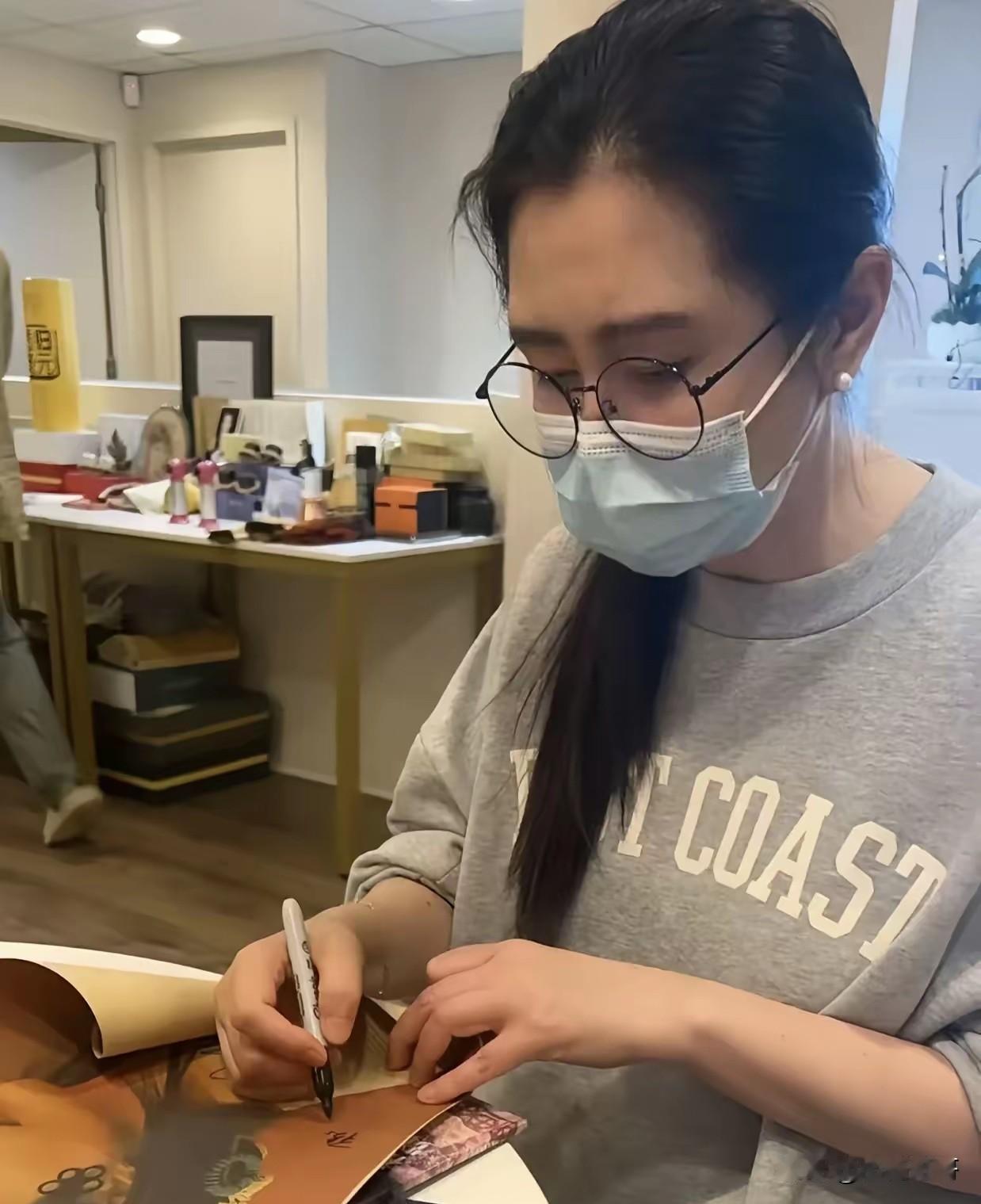 王祖贤真的是个迷越来越让人看不懂，你说她缺钱吧，早年投资房产身价不菲，光是收