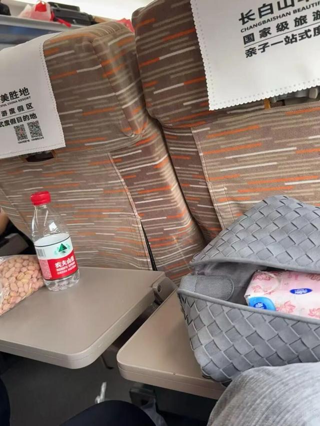 高铁白酒灌矿泉水瓶，合规带酒不等于能乱喝我上周坐高铁邻座飘来的酒味混着炒花生味，呛得我N95口罩捂到