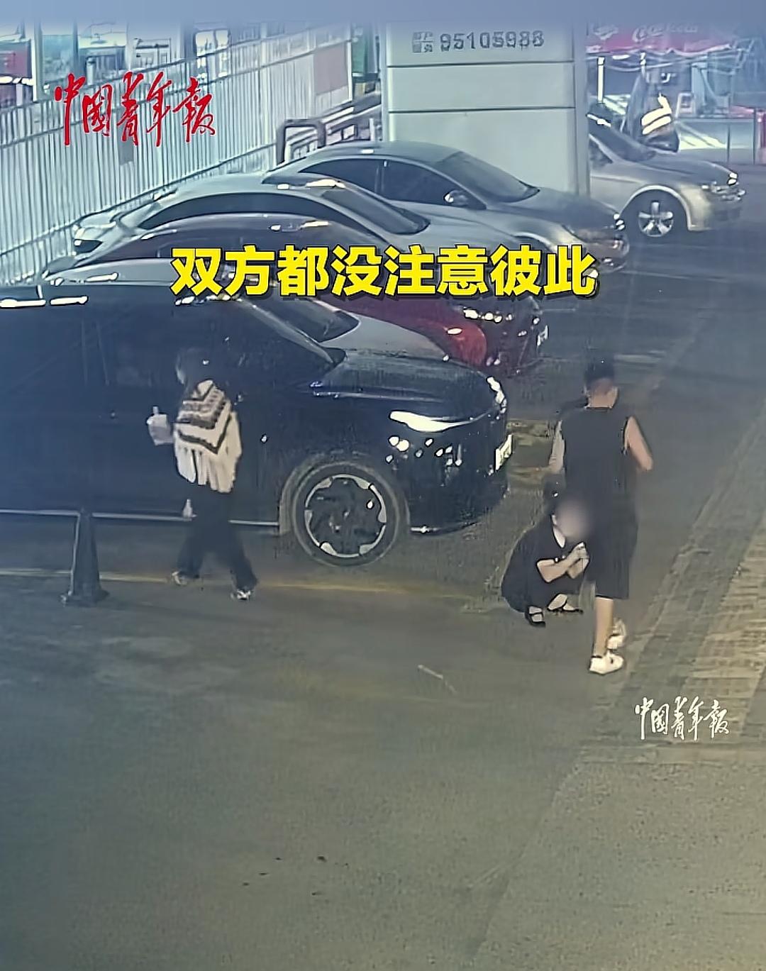 悲剧了！ 车主、副驾和蹲在车前的女子，看手机太投入，差点出人命！网友：三个人