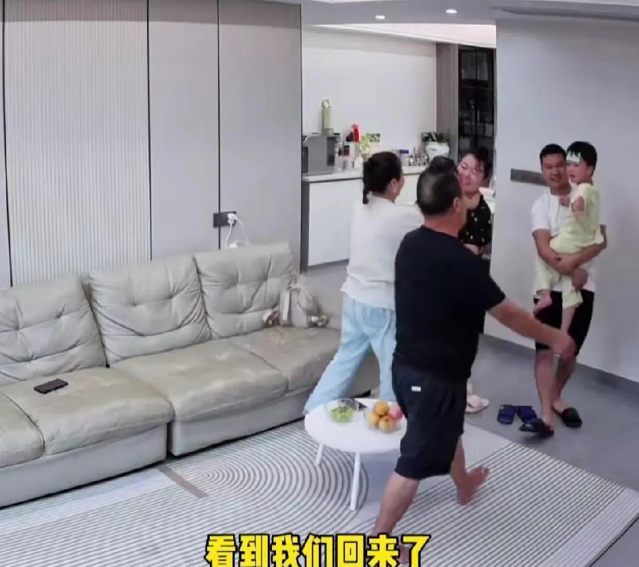 公婆不打招呼就来到了家里，女子打开监控，看哭了！8月6日，湖南一女子在医院，打开