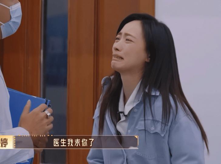 黄婷婷崩溃跪求朱孝天有人问她为什么跪得那么干脆，她说“那时候脑子里什么都没想，