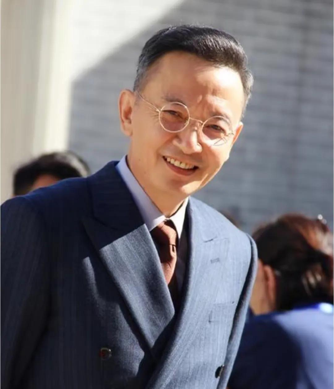 侯长荣年轻时候的长像太帅了。扮演贾宝玉也毫不逊色。老了更有魅力了。演技和颜值都非