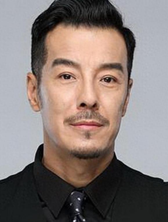 父亲是央视领导，他却偏不当关系户，娶二婚妻子，46岁才走红，这个男人叫于鹏，后来