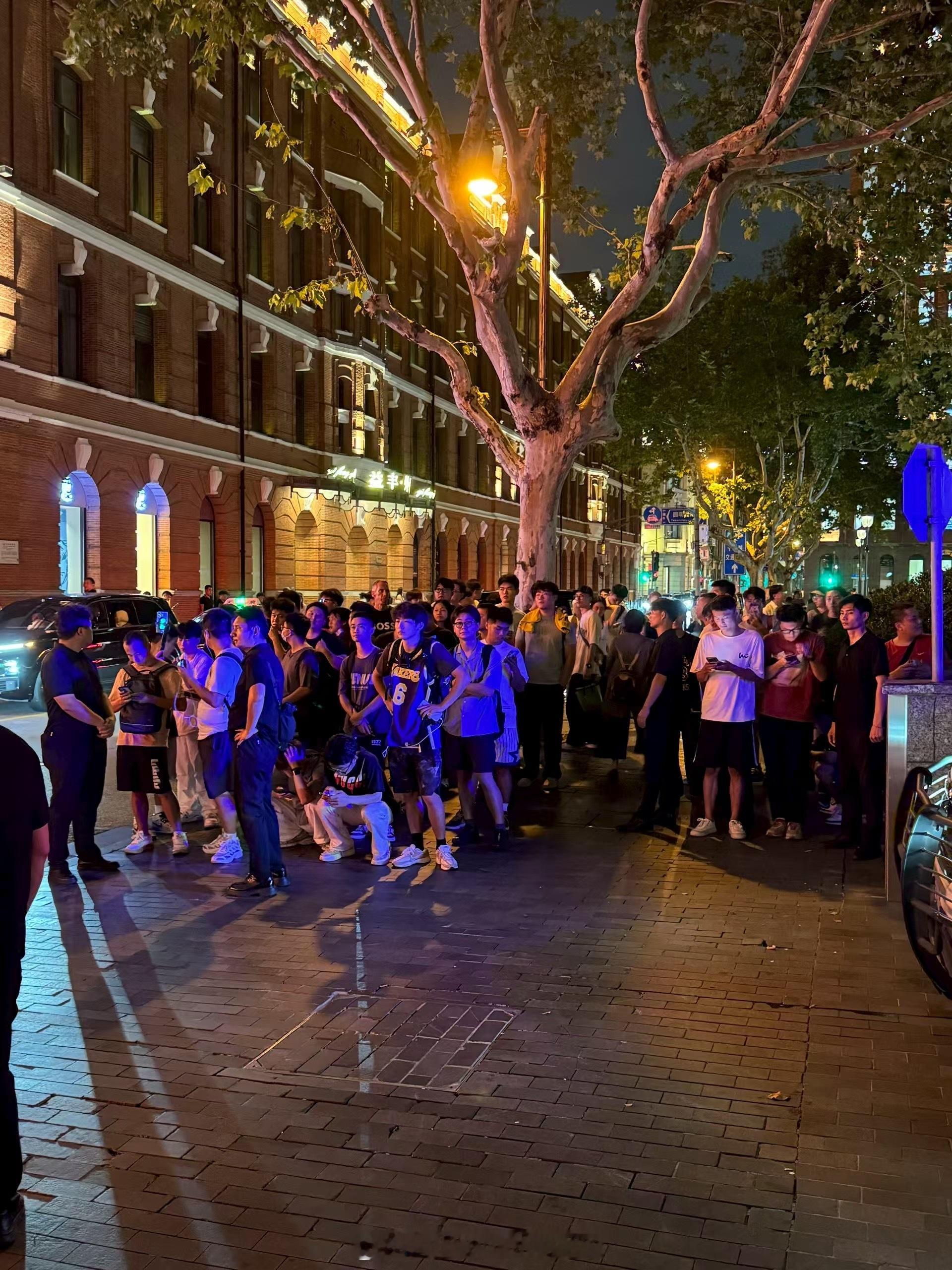 堵的老头不敢出来恰饭了[doge][doge][doge]在场的朋友还是要注意安