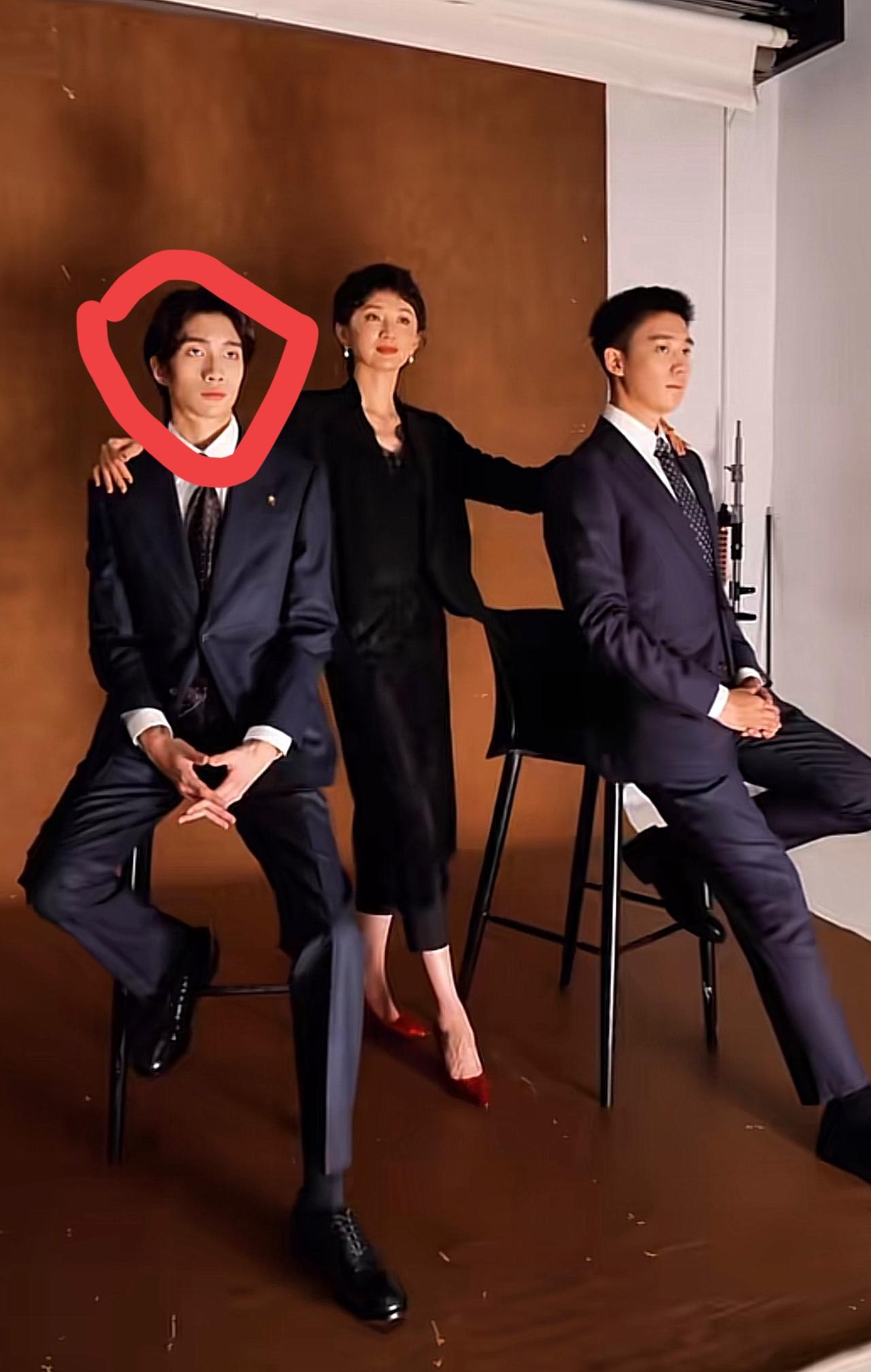 已故女星何晴独生子许何近况曝光，和亲生父亲许亚军，后妈及弟弟一起拍全家福，长相帅