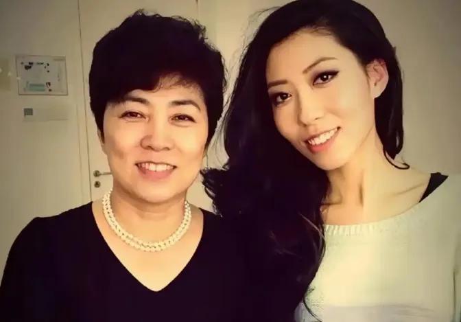 刚看到曲婉婷得了“乳腺癌”。真是人在做，天在看，这世不报后代报！她自己还非常