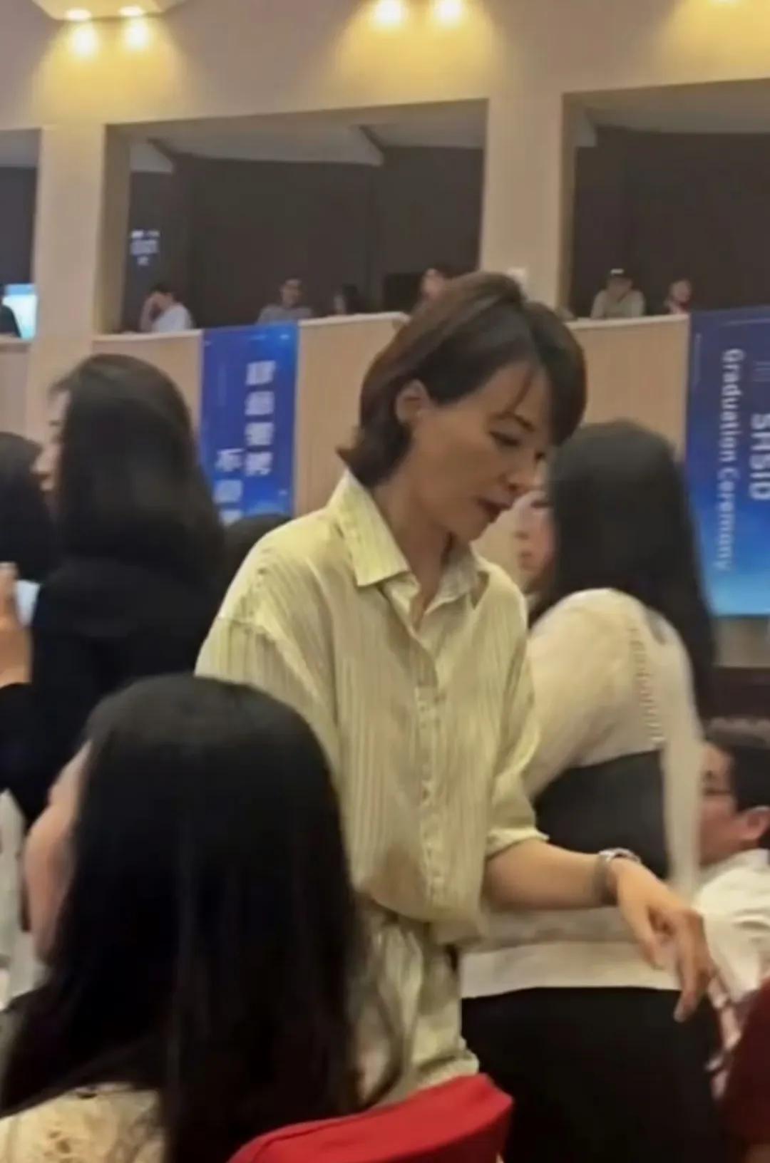 董卿在上海一所国际学校参加儿子毕业典礼，52岁的她一身条纹衬衫裙，大方优雅，