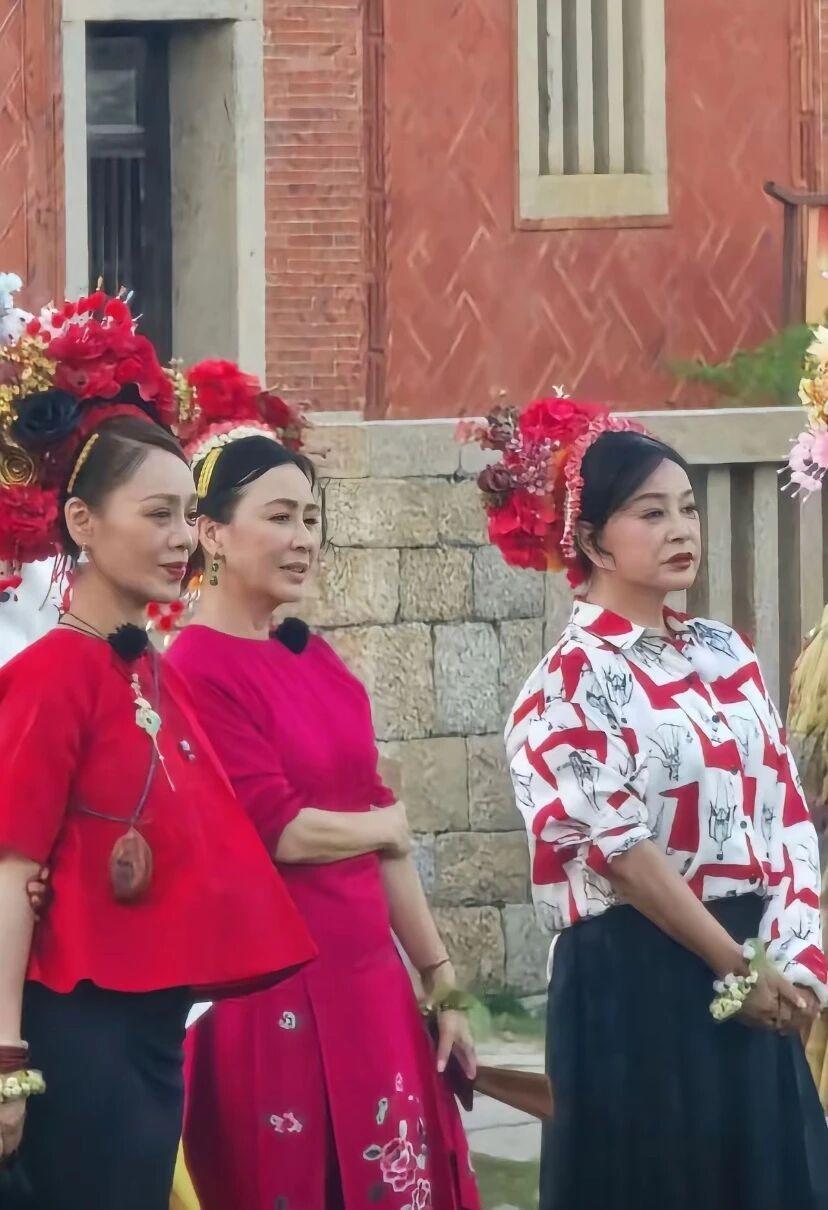 最近《一路繁花》的姐姐们在泉州录节目，穿搭直接美出圈！刘晓庆、张柏芝、宁静这帮姐