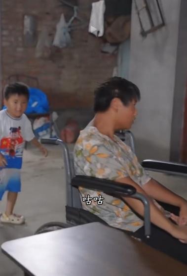 泥娃的无理取闹，三行慢慢看出来妈妈的本质。孩子很无辜降临在这样一老