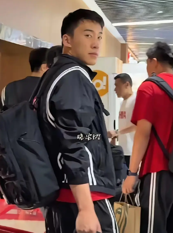 王俊杰没有回美国进行美国大学的报到啊，相反而是跟随中国男篮国家队返回祖国，落地海