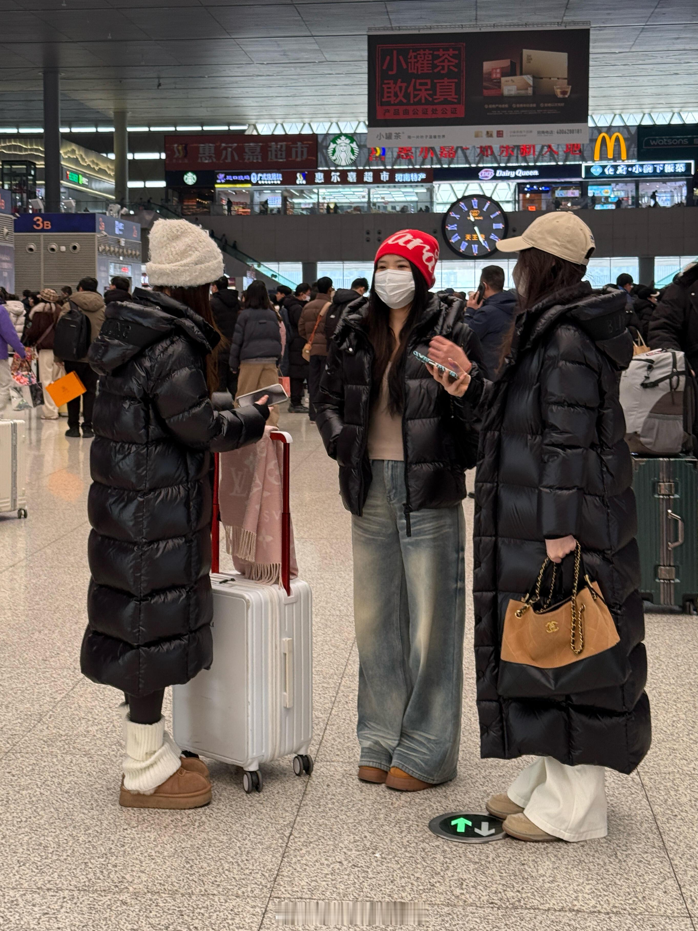 为什么现在的女生都喜欢这么穿了？？坐高铁偶遇的真的好好看啊，版型也太好了吧一点也