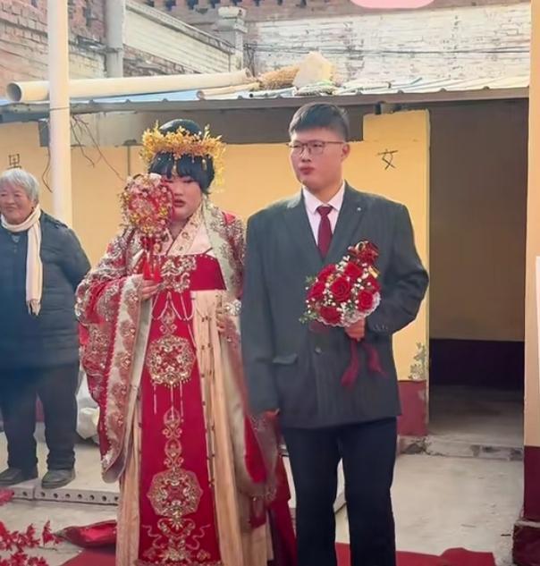 大衣哥朱之文女儿结婚了！2月13日，大衣哥朱之文女儿朱雪梅出嫁，在老家办喜宴非